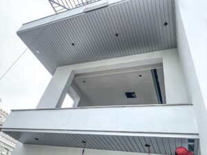 Read more about the article Giá Thi Công Trần Nhôm bao nhiêu, các yếu tố ảnh hưởng đến chi phí