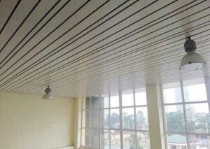 Read more about the article Trần nhôm phòng khách, lợi ích và cách thi công hiệu quả